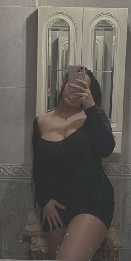 Victorya belle française au yeux bleus et brune