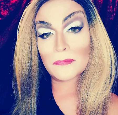  Julia transgenre reçois dans maison discrète